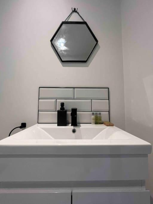 Entire Property In Downham Market, Serviced Accomodation Apartment ภายนอก รูปภาพ